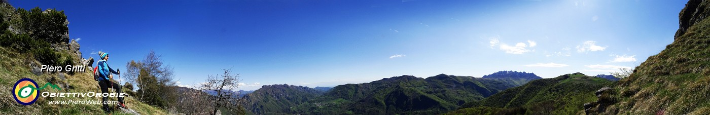 32 Il panorama si allarga su Val Taleggio e i suoi monti.jpg